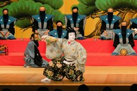 大学開学30周年記念・劇場開場20周年記念公演 京都芸術劇場 春秋座 芸術監督プログラム「市川猿之助 春秋座特別舞踊公演」より、澤瀉十種の内「連獅子」。（撮影：神谷拓範）