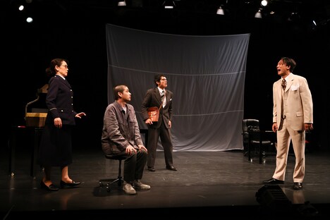 文学座9月アトリエの会「熱海殺人事件」より。（撮影：宮川舞子）