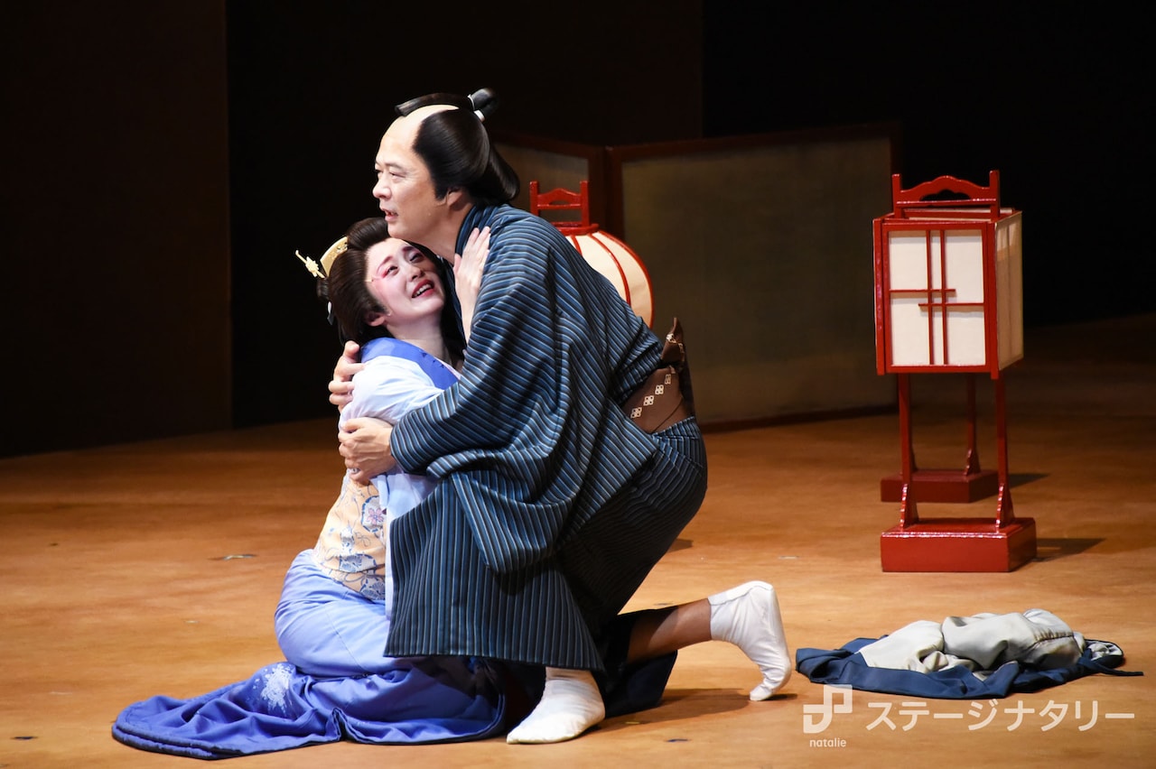 長塚圭史が生を鮮やかに照らし出す、田中哲司・松田龍平らの「近松心中物語」開幕