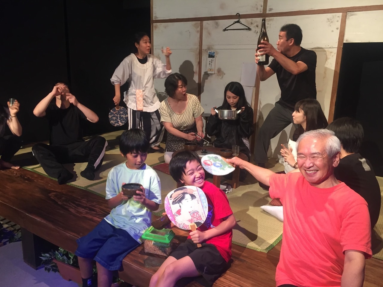 劇団東俳の研究生による劇・若竹が、ある村と遭難者を描く「風に任せて」に挑む