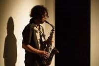 アッシュマンズ「タバコバのわかれ いつでもつき指3本立て」より、大谷能生の生演奏。（撮影：松本和幸）