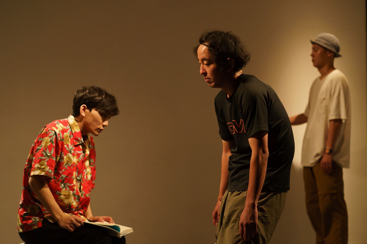 アッシュマンズ「タバコバのわかれ いつでもつき指3本立て」より、「彼の報告」。（撮影：松本和幸）