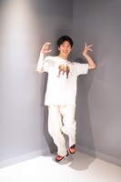 ホワイトコーデにTシャツのプリントがキュートに映える。