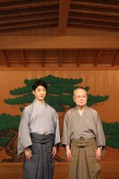 左から野村萬斎、野村万作。