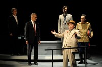 劇団青年座「ズべズダ-荒野より宙（そら）へ-」より。（撮影：坂本正郁）