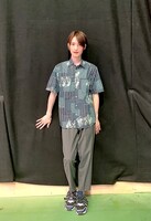 総柄が楽しいシャツに、センタープレス入りのパンツを合わせてスマートに。