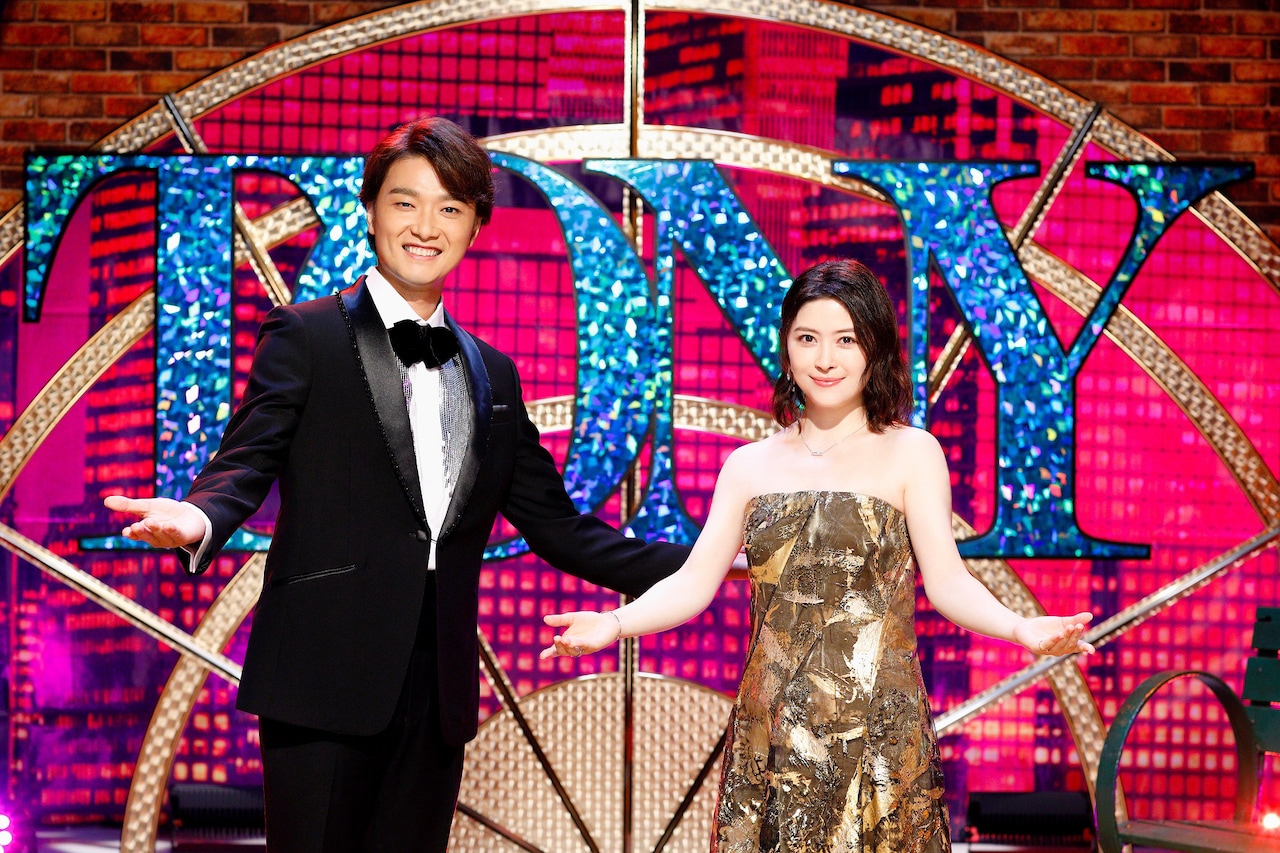 左から井上芳雄、宮澤エマ。