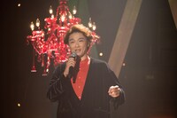 「Anything you can do」を歌唱する井上芳雄。