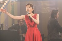 「Anything you can do」を歌唱する島田歌穂。