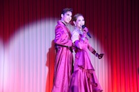 左から柚香光、星風まどか。