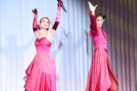 左から星風まどか、柚香光。