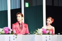 左から柚香光、星風まどか。