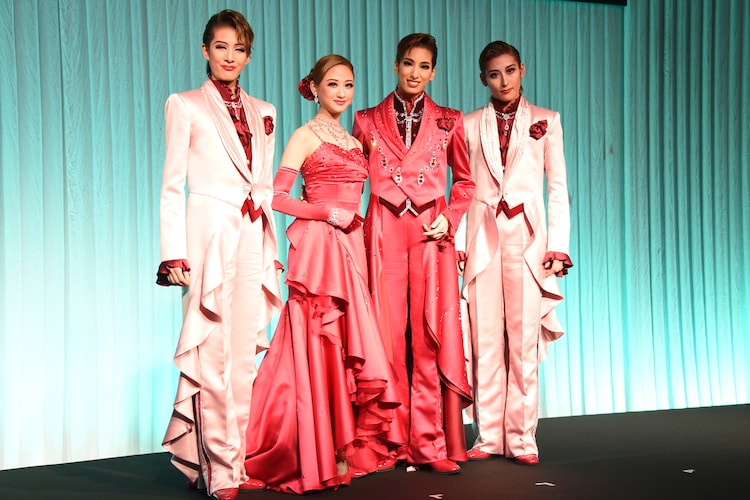 宝塚歌劇花組の魅力は 温かさ 元禄バロックロック The Fascination 制作発表会 会見レポート ステージナタリー