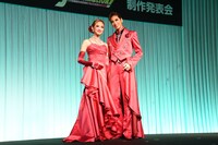 左から星風まどか、柚香光。