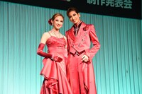 左から星風まどか、柚香光。