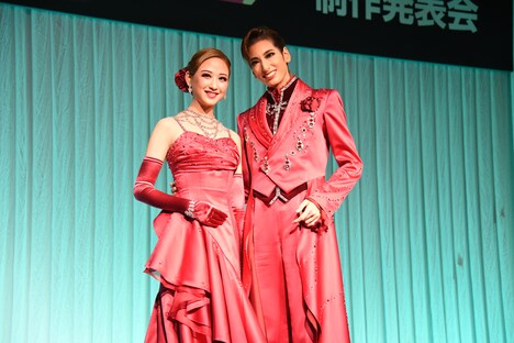 左から星風まどか、柚香光。