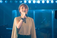 「Where in the World（世界のどこに）」を歌唱する望海風斗。