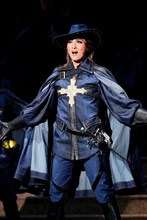 宝塚歌劇月組「浪漫活劇（アクション・ロマネスク）『All for One』～ダルタニアンと太陽王～」より。(c)宝塚歌劇団 (c)宝塚クリエイティブアーツ