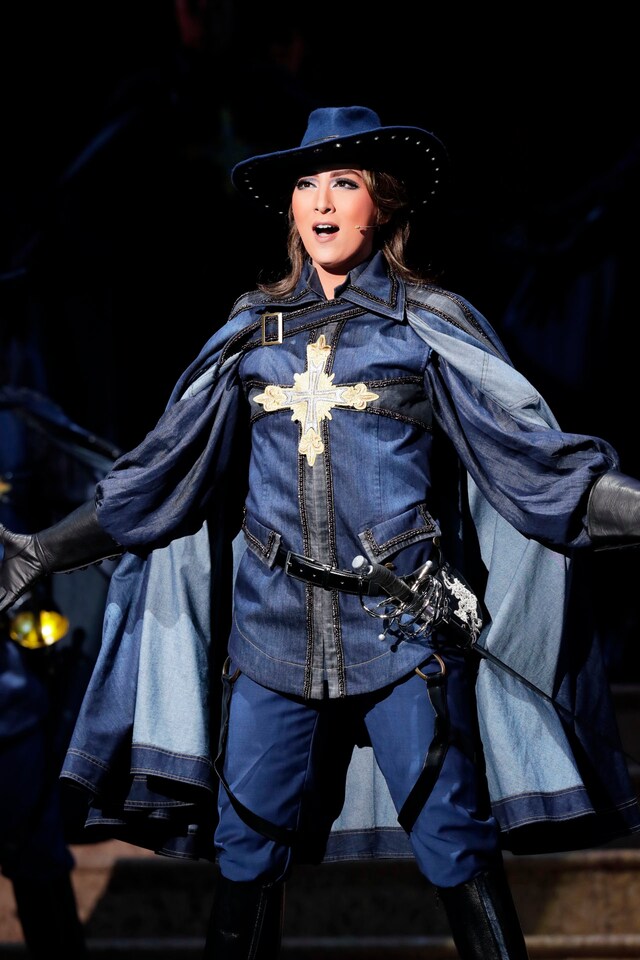 宝塚歌劇月組「浪漫活劇（アクション・ロマネスク）『All for One』～ダルタニアンと太陽王～」より。(c)宝塚歌劇団 (c)宝塚クリエイティブアーツ