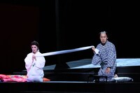 こまつ座「雨」より。（撮影：宮川舞子）