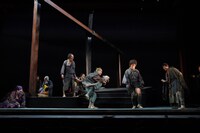 こまつ座 第139回公演「雨」より。（撮影：宮川舞子）