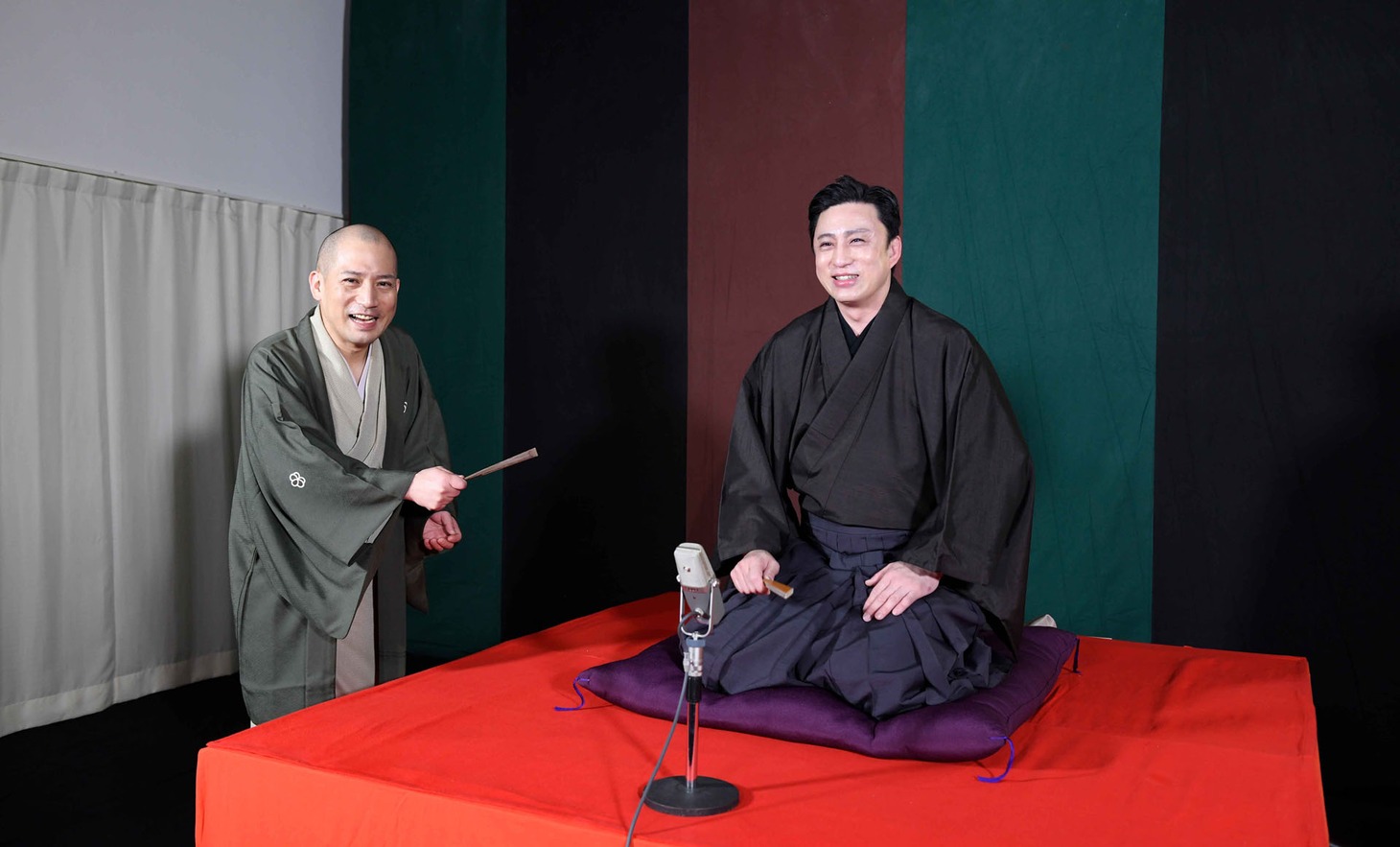 左から春風亭一之輔、松本幸四郎。(c)松竹