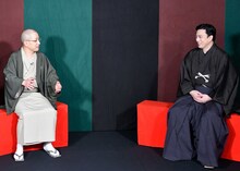 左から春風亭一之輔、松本幸四郎。(c)松竹