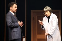 ワタナベエンターテインメント Diverse Theater「物理学者たち」より。（撮影：遠山高広）