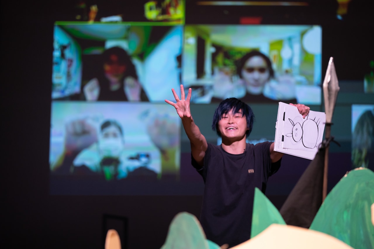 東京芸術祭2020 APAF Exhibition「フレ フレ Ostrich!! Hayupang Die-Bow-Ken!」ワークインプログレス公演より。（Photo by Kazuyuki Matsumoto）