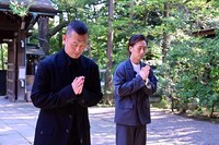 赤坂氷川神社での参拝の様子。左から中村勘九郎、中村七之助。