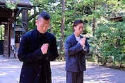 赤坂氷川神社での参拝の様子。左から中村勘九郎、中村七之助。