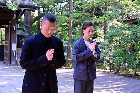 赤坂氷川神社での参拝の様子。左から中村勘九郎、中村七之助。