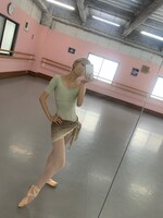 ライトグリーンのレオタードが、金髪に映える。