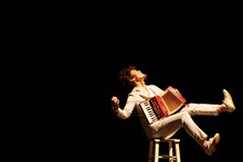 「エリア50代」より、近藤良平。（撮影：鈴木穣蔵）