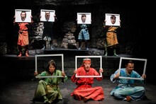 流山児★事務所公演「ヒ me 呼」より。（撮影：横田敦史）