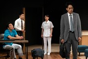 名取事務所25周年記念公演 第2作目「灯に佇む」より。(撮影:坂内太)