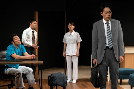 名取事務所25周年記念公演 第2作目「灯に佇む」より。(撮影:坂内太)