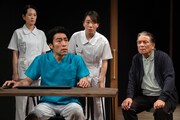名取事務所25周年記念公演 第2作目「灯に佇む」より。(撮影:坂内太)