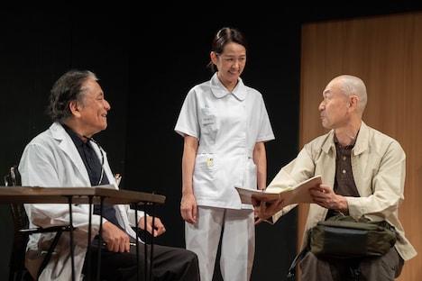 名取事務所25周年記念公演 第2作目「灯に佇む」より。(撮影:坂内太)