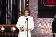 第74回トニー賞授賞式より、アーロン・トヴェイト。(c)Getty Images