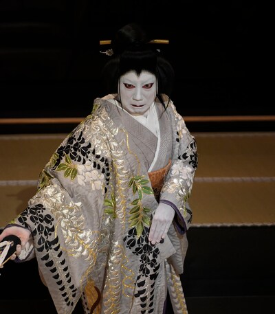 「『加賀見山再岩藤』岩藤怪異篇」より、市川猿之助扮する岩藤の亡霊。(c)松竹株式会社