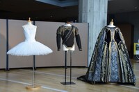 新国立劇場 2021 / 2022シーズン 新国立劇場バレエ団「『白鳥の湖』＜新制作＞」制作発表で披露された衣装。