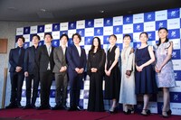 新国立劇場 2021 / 2022シーズン 新国立劇場バレエ団「『白鳥の湖』＜新制作＞」制作発表より。左から速水渉悟、渡邊峻郁、井澤駿、奥村康祐、福岡雄大、吉田都、米沢唯、小野絢子、柴山紗帆、木村優里。