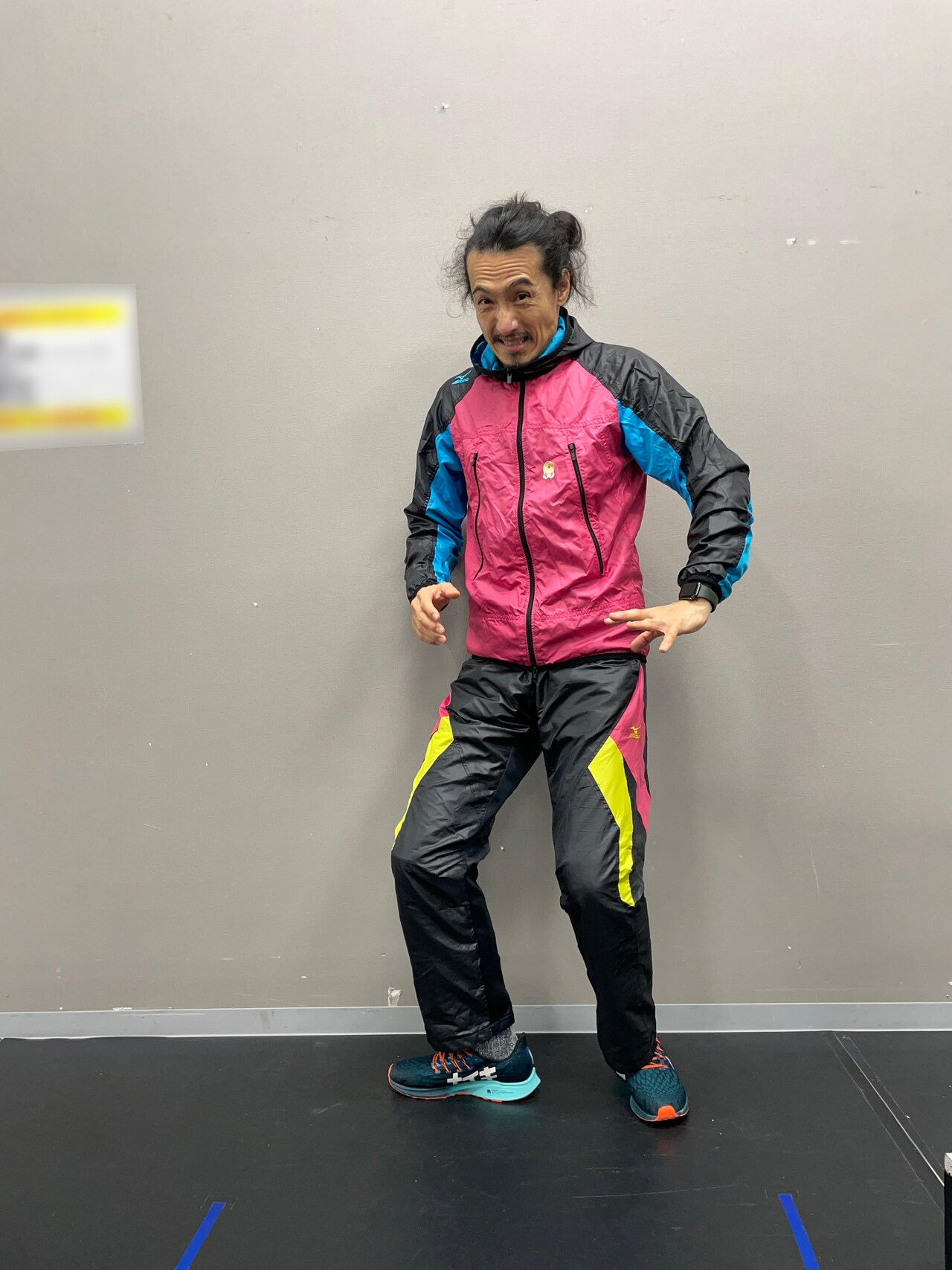 上下で異なる素材のアップスーツ。ピンク、ブルー、イエローの差し色がビビッド！