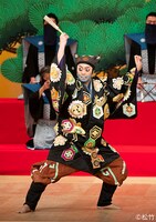 東京・国立劇場で行われた、令和2年10月歌舞伎公演「太刀盗人」より、尾上松緑扮するすっぱの九郎兵衛。(c)松竹