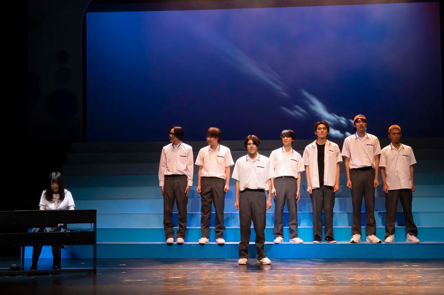「絶対青春合唱コメディ『SING!!!』～空の青と海の青と僕らの学校～」より。