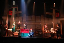 劇団鹿殺し 活動20周年記念公演「キルミーアゲイン'21」より。（撮影：和田咲子）