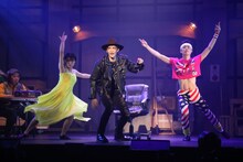 劇団鹿殺し 活動20周年記念公演「キルミーアゲイン'21」より。（撮影：和田咲子）