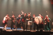 劇団鹿殺し 活動20周年記念公演「キルミーアゲイン'21」より。(撮影:和田咲子)