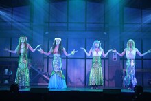 劇団鹿殺し 活動20周年記念公演「キルミーアゲイン'21」より。（撮影：和田咲子）